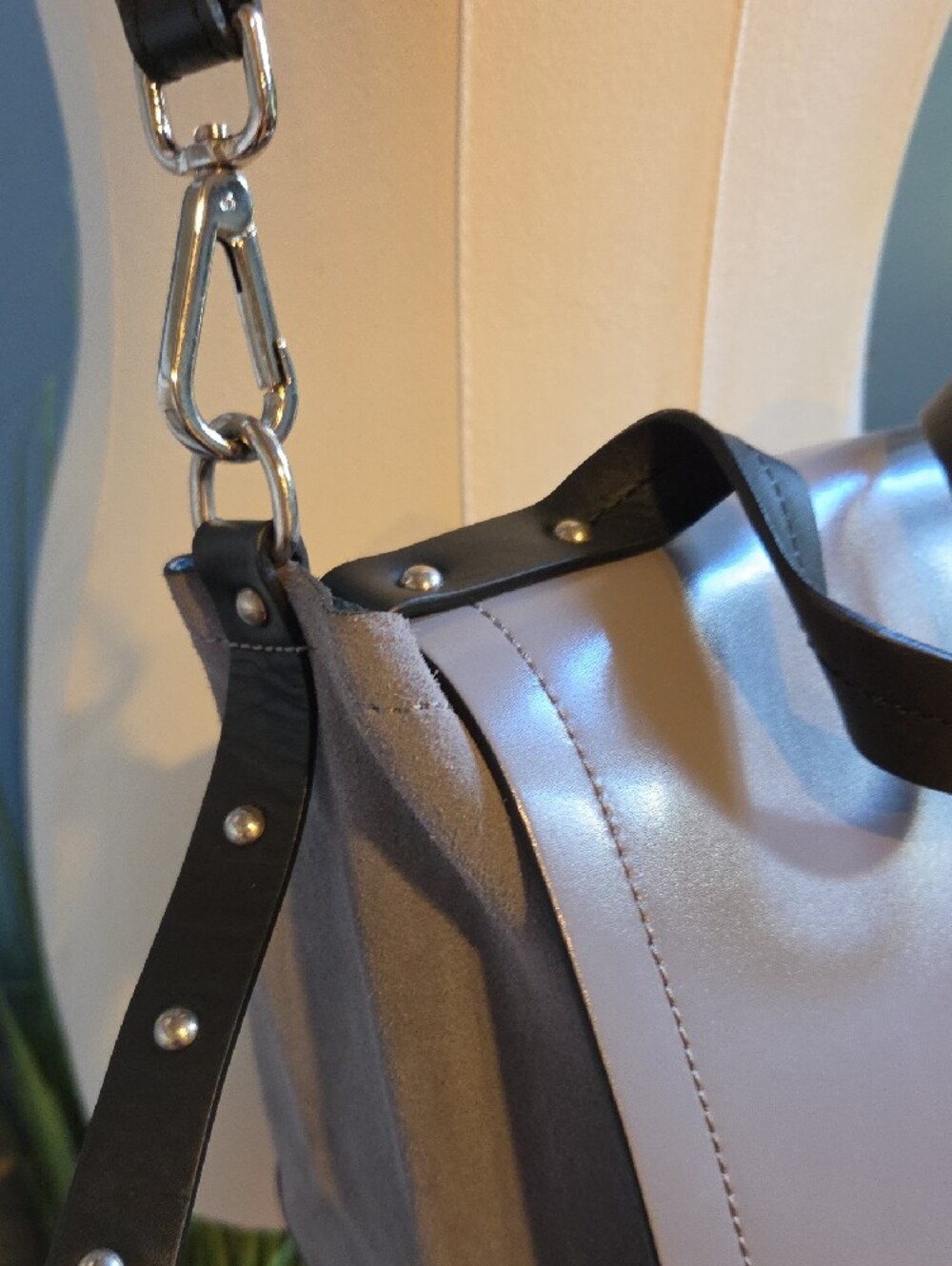 NICOLI Gray Leather Shoulder Bag with Black Strap - Picture 8 of 16